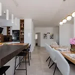 Dora Zadarvillas *