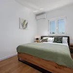 Dora Zadarvillas *