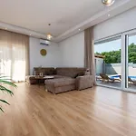 Dora Zadarvillas
