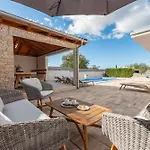 Dora Zadarvillas