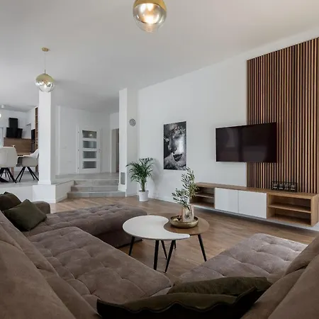 Dora Zadarvillas