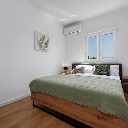 Dora Zadarvillas *