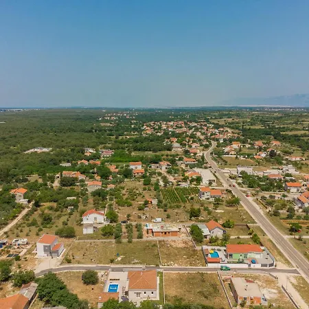 Dora Zadarvillas Vila *