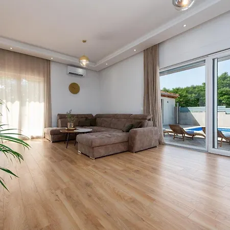Dora Zadarvillas