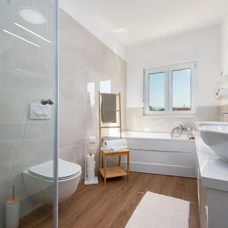 Dora Zadarvillas Vila *