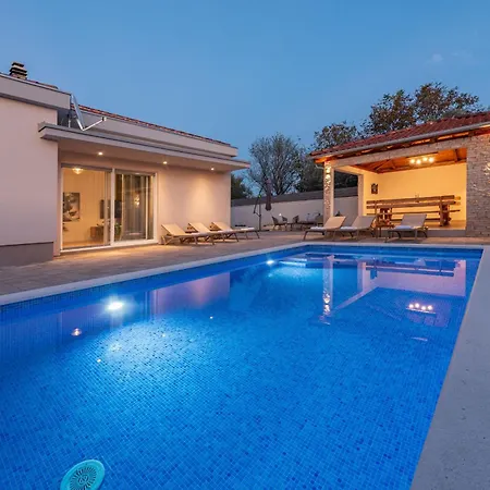 Dora Zadarvillas *