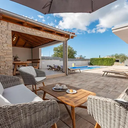 Dora Zadarvillas