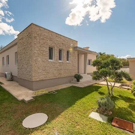 Dora Zadarvillas וילה *