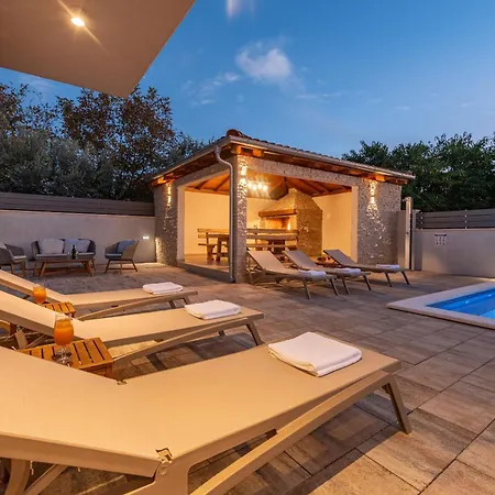 Dora Zadarvillas *