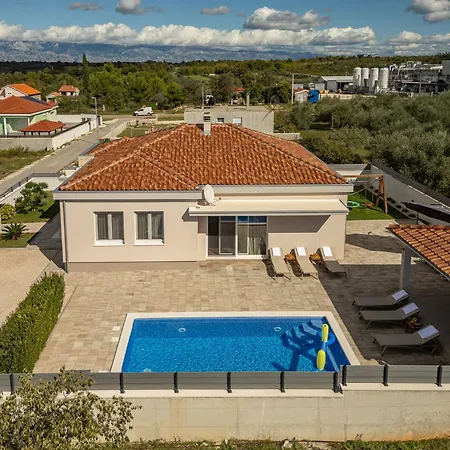 Dora Zadarvillas וילה