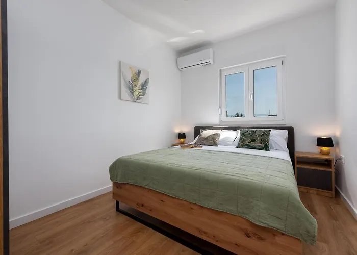 Dora Zadarvillas *