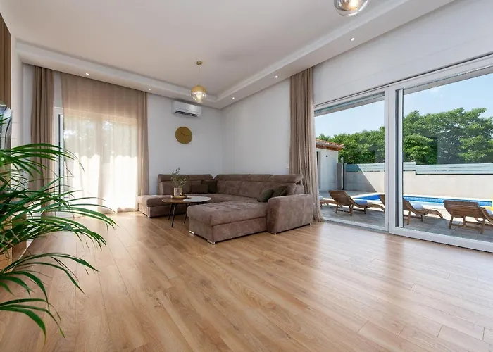 Dora Zadarvillas