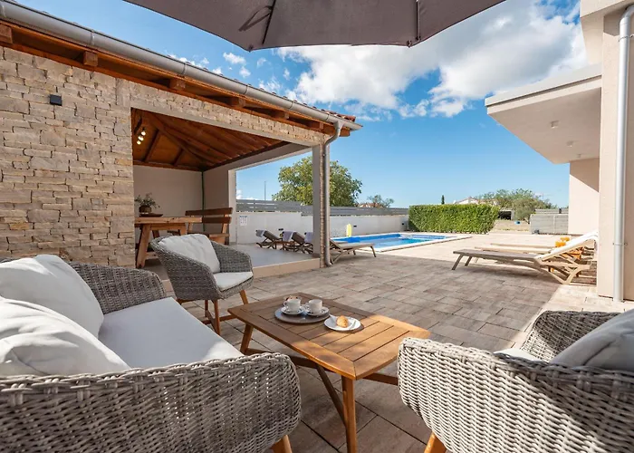 Dora Zadarvillas