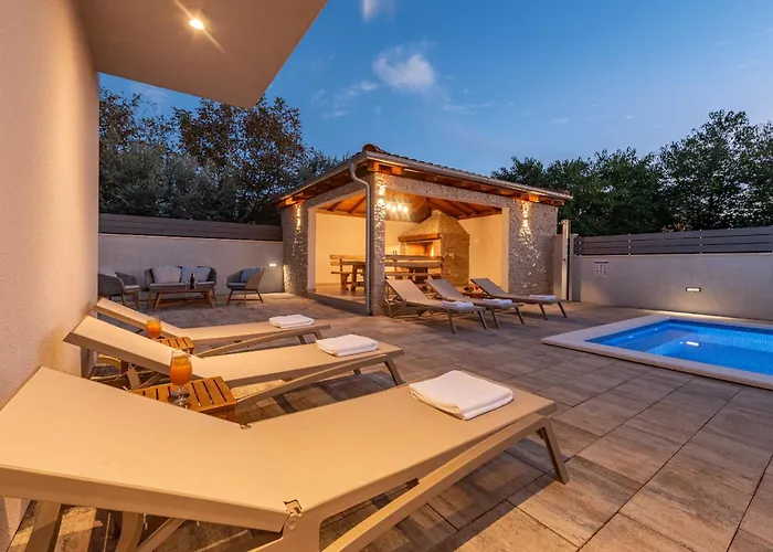 Dora Zadarvillas *