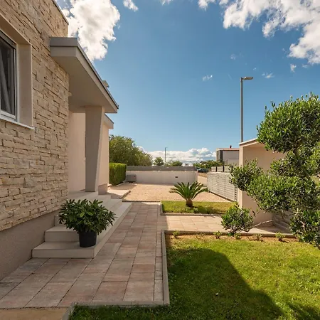 Dora Zadarvillas * Murvica (Policnik)