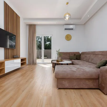 فيلة Dora Zadarvillas