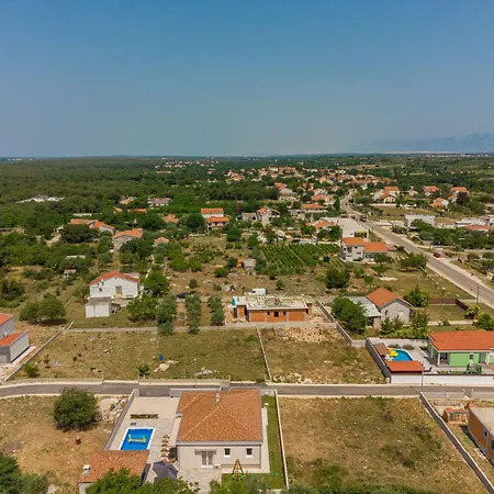 Dora Zadarvillas فيلة