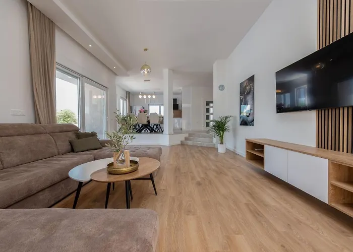 Dora Zadarvillas * Murvica (Policnik)